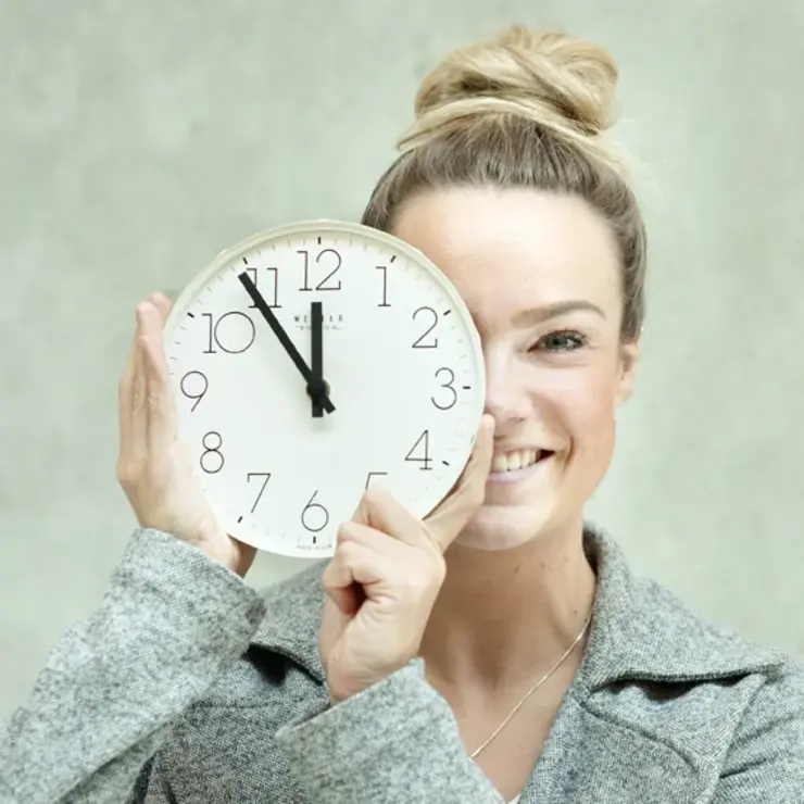 Bewerbungszeit: Studentin mit Uhr