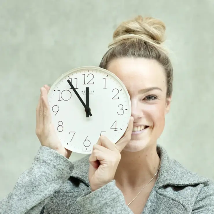 Bewerbungszeit: Studentin mit Uhr