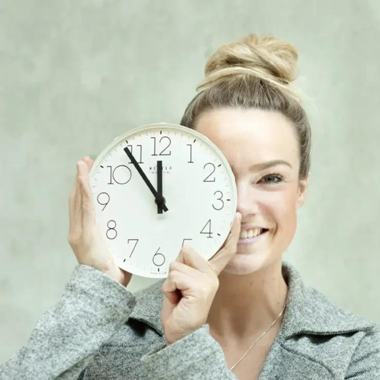 Bewerbungszeit: Studentin mit Uhr