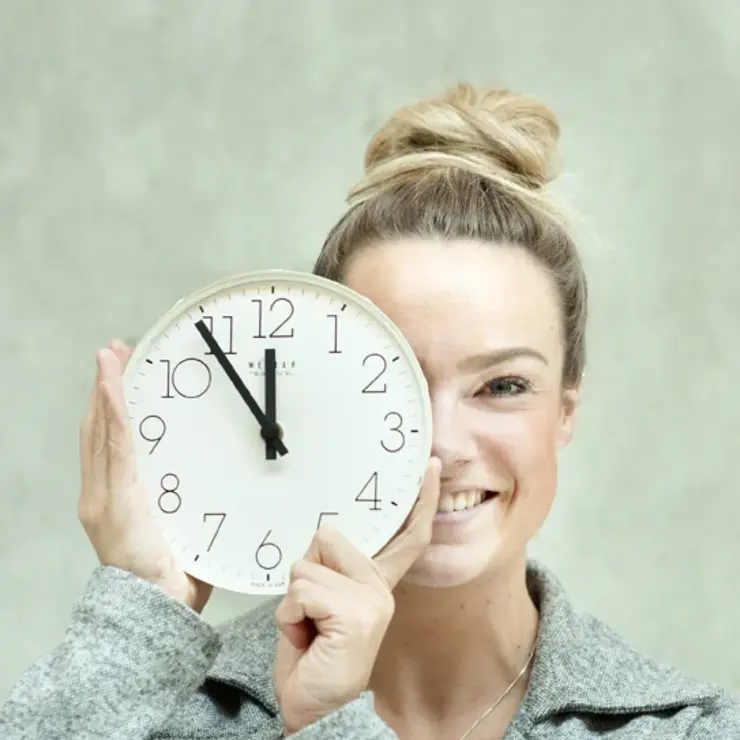 Bewerbungszeit: Studentin mit Uhr