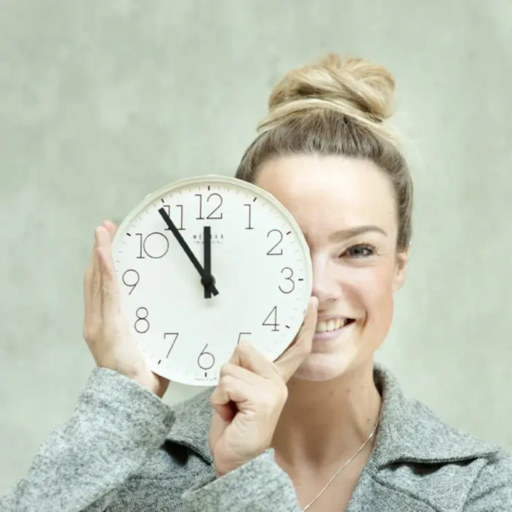 Bewerbungszeit: Studentin mit Uhr