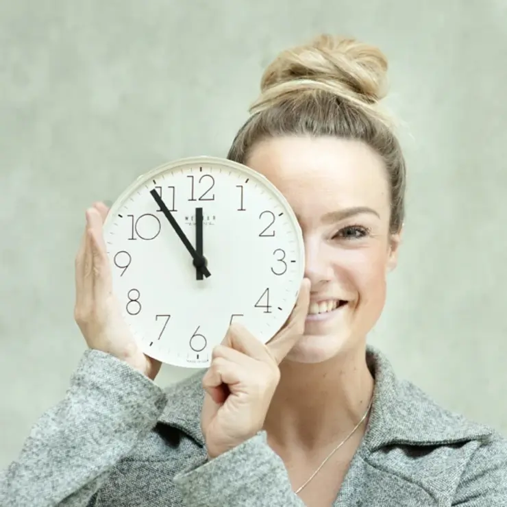 Bewerbungszeit: Studentin mit Uhr