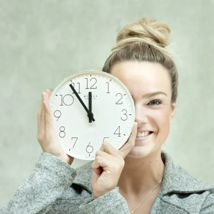 Bewerbungszeit: Studentin mit Uhr