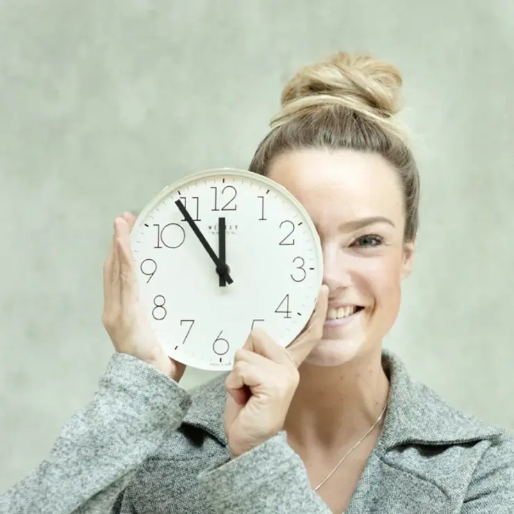 Bewerbungszeit: Studentin mit Uhr