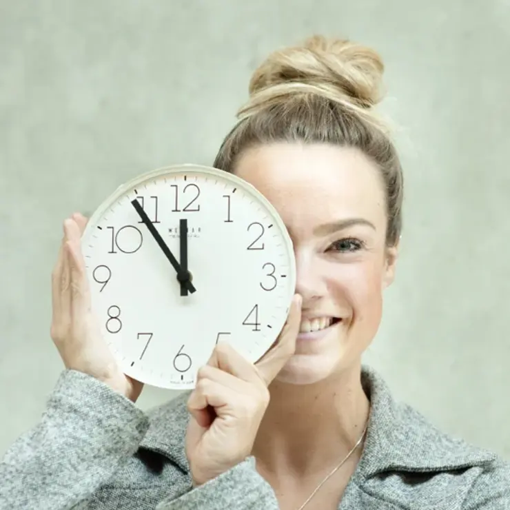 Bewerbungszeit: Studentin mit Uhr