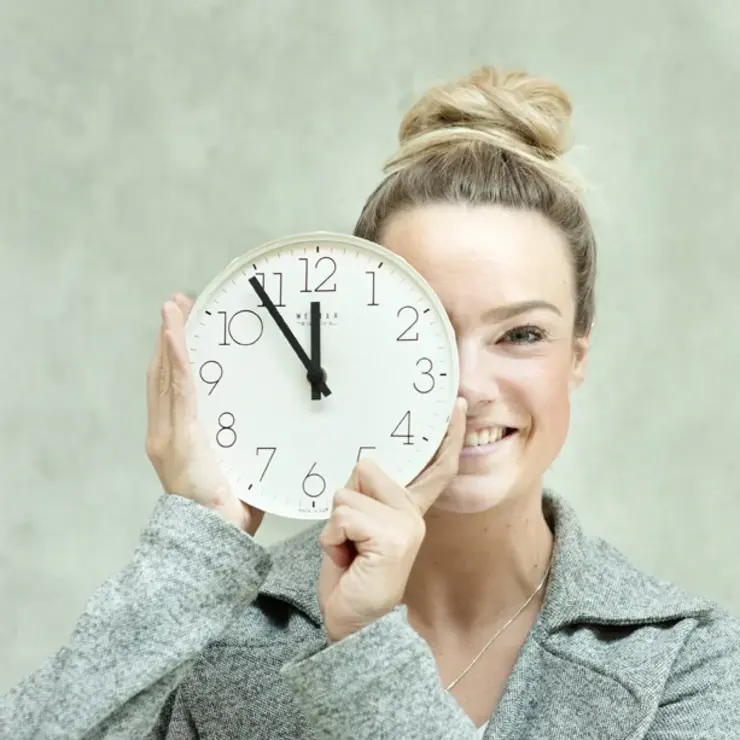 Bewerbungszeit: Studentin mit Uhr