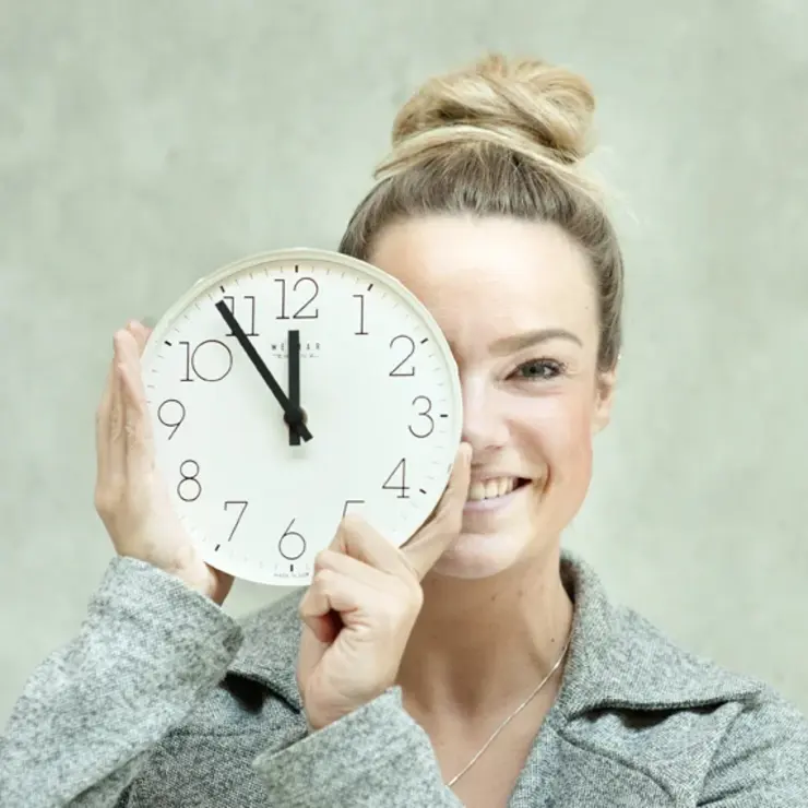 Bewerbungszeit: Studentin mit Uhr