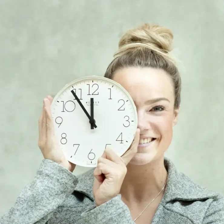 Bewerbungszeit: Studentin mit Uhr