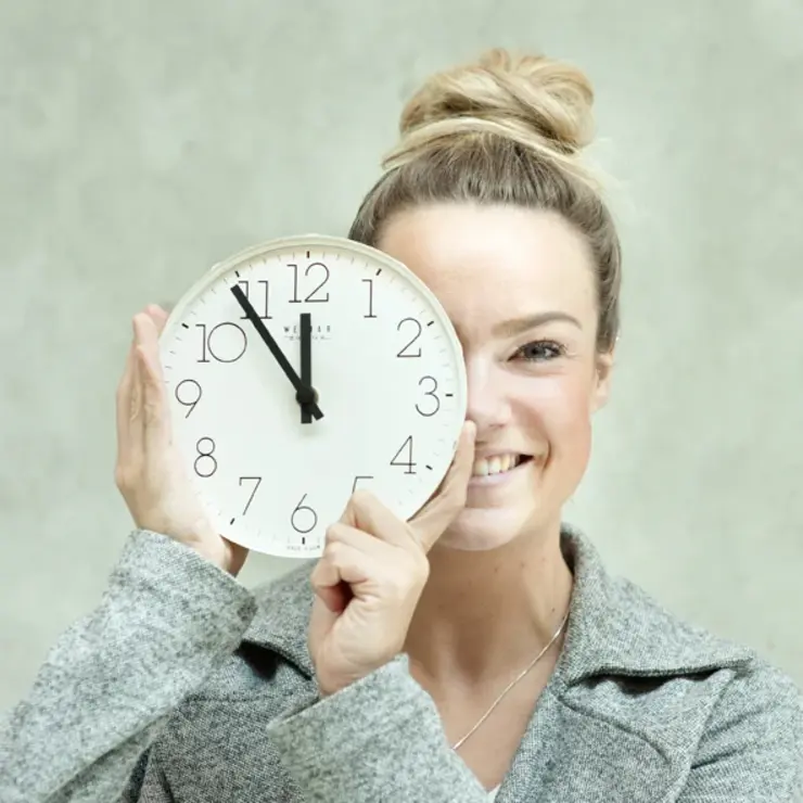 Bewerbungszeit: Studentin mit Uhr