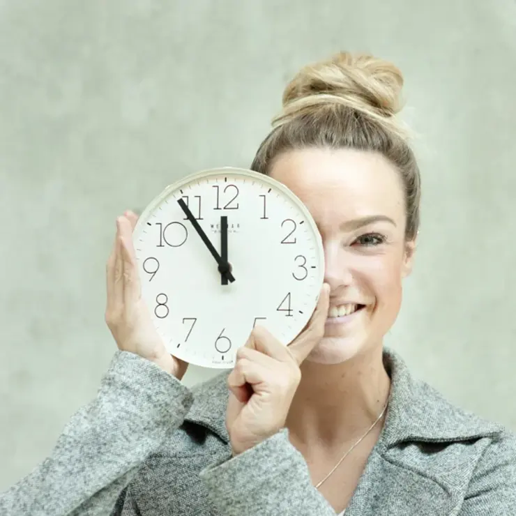 Bewerbungszeit: Studentin mit Uhr