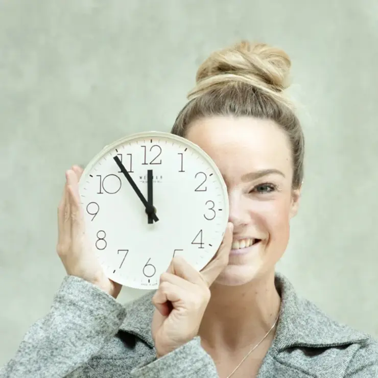 Bewerbungszeit: Studentin mit Uhr