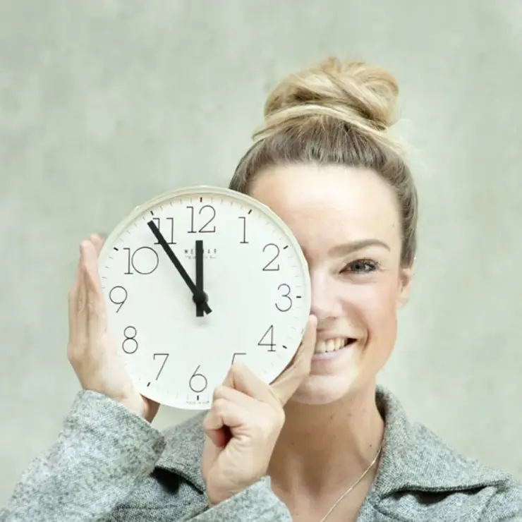 Bewerbungszeit: Studentin mit Uhr