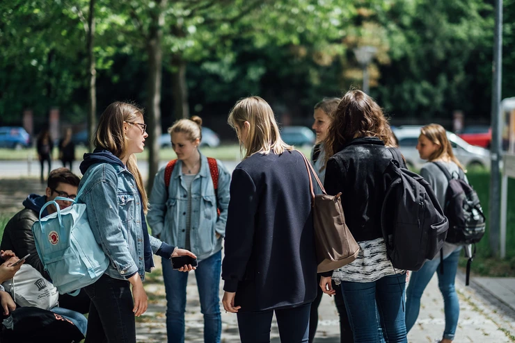 Studierende auf dem Campus