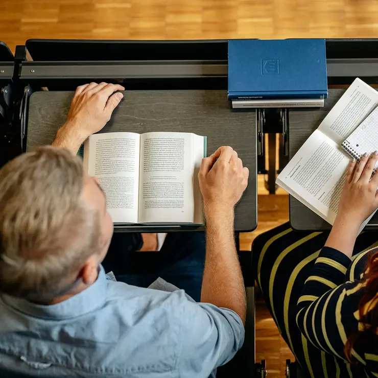 Studierende im Hörsaal von oben