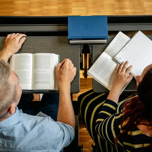 Studierende im Hörsaal von oben