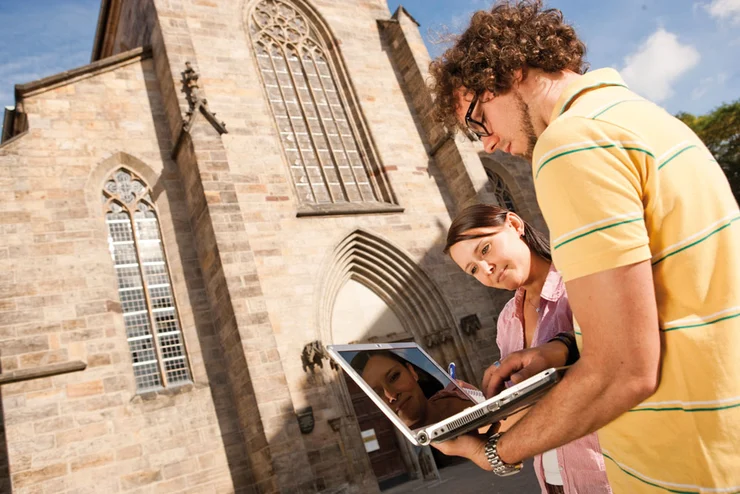 Studierende vor der Kirche