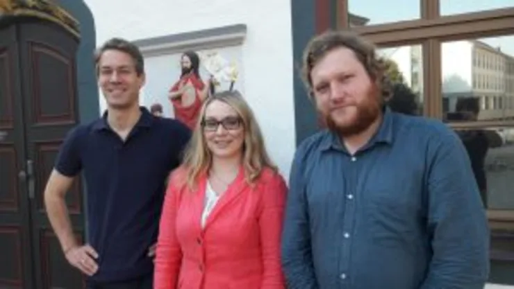 Gruppenfoto Besuch Lutherhaus Eisenach (von links nach rechts Dr. Jochen Birkenmeier, Leiter des Lutherhauses, Jana Lingemann, Lernwerkstatt Uni Erfurt, und Mitarbeiter des Lutherhauses Eisenach)