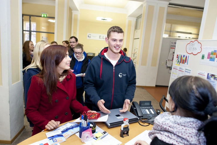 Studierende lassen sich beraten