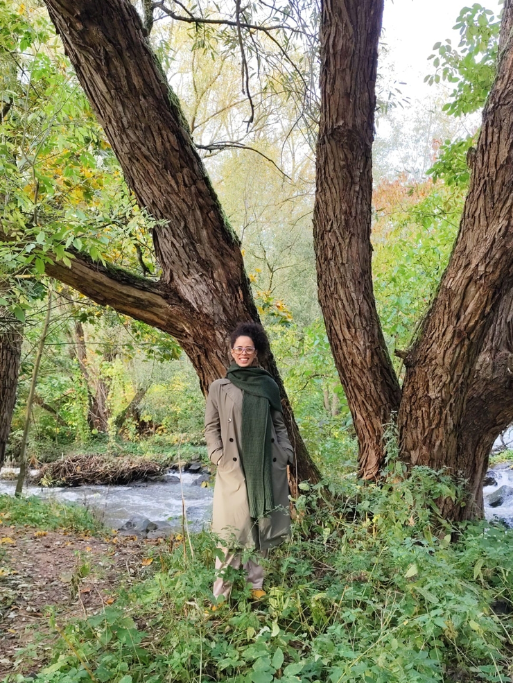 Foto von Luciana Santos Barbosa vor einem Baum