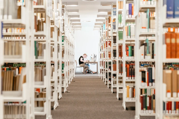 Bücherreihe in der Universitätsbibliothek Erfurt